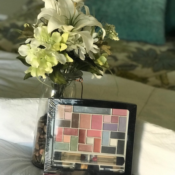 Brand New Makeup Pallet - Picture 2 of 4